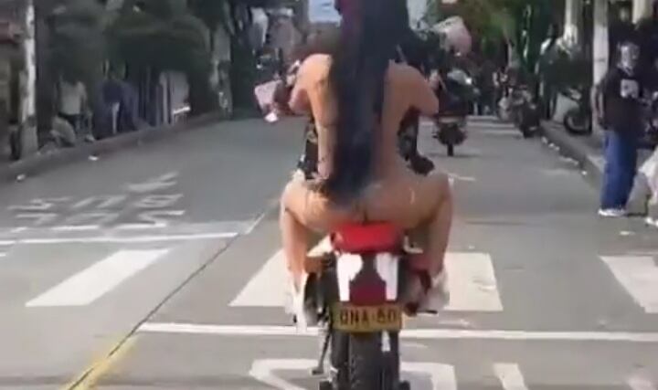 Casi los atropella un vehículo particular.