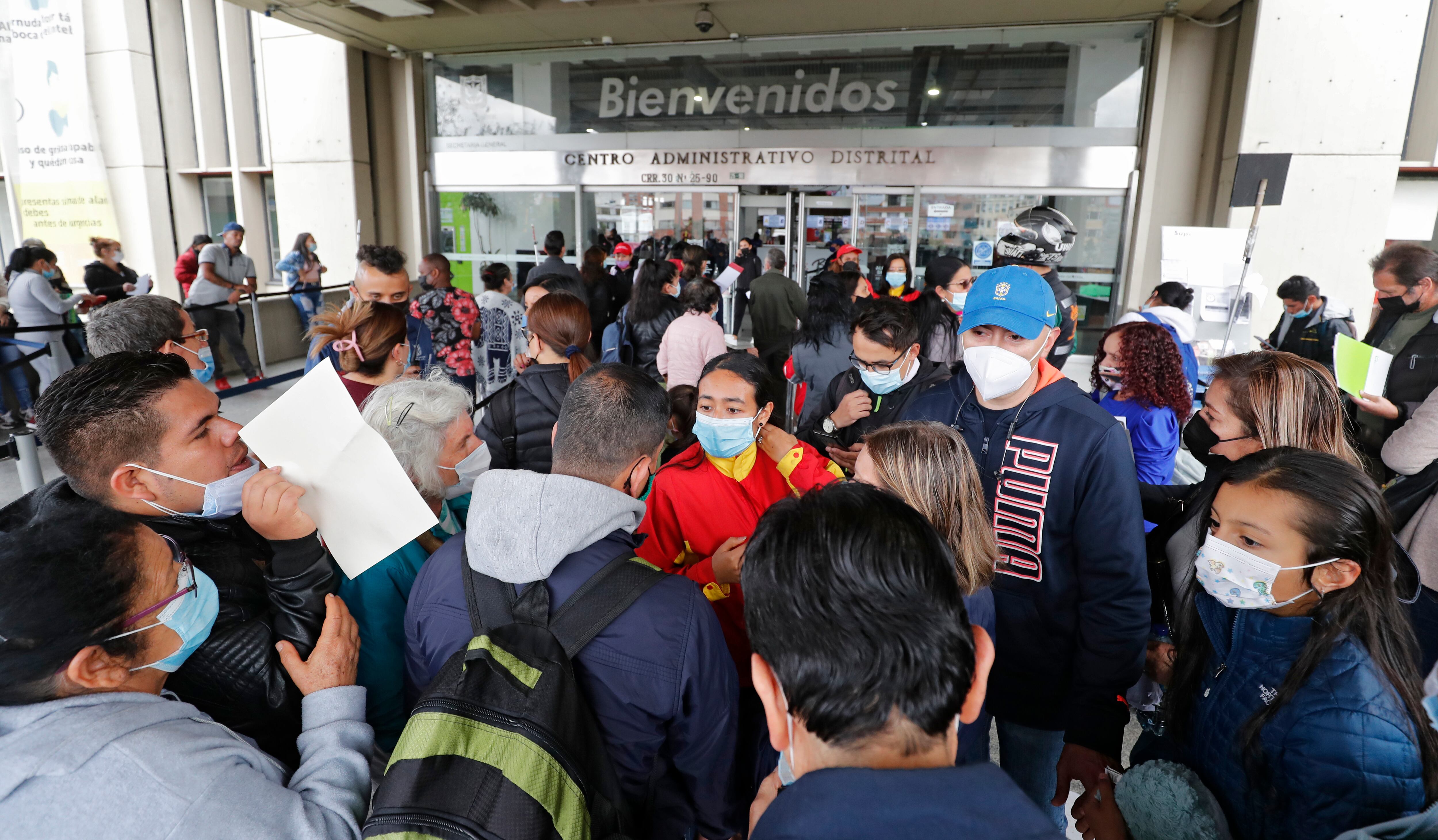 Capitalinos hacen largas filas  para ingresar al Supercade y completar el pago impuestos predial y de vehículos de la Secretaría de Hacienda de  Bogotá
Abril 12 del 2022
Foto Guillermo Torres Reina / Semana