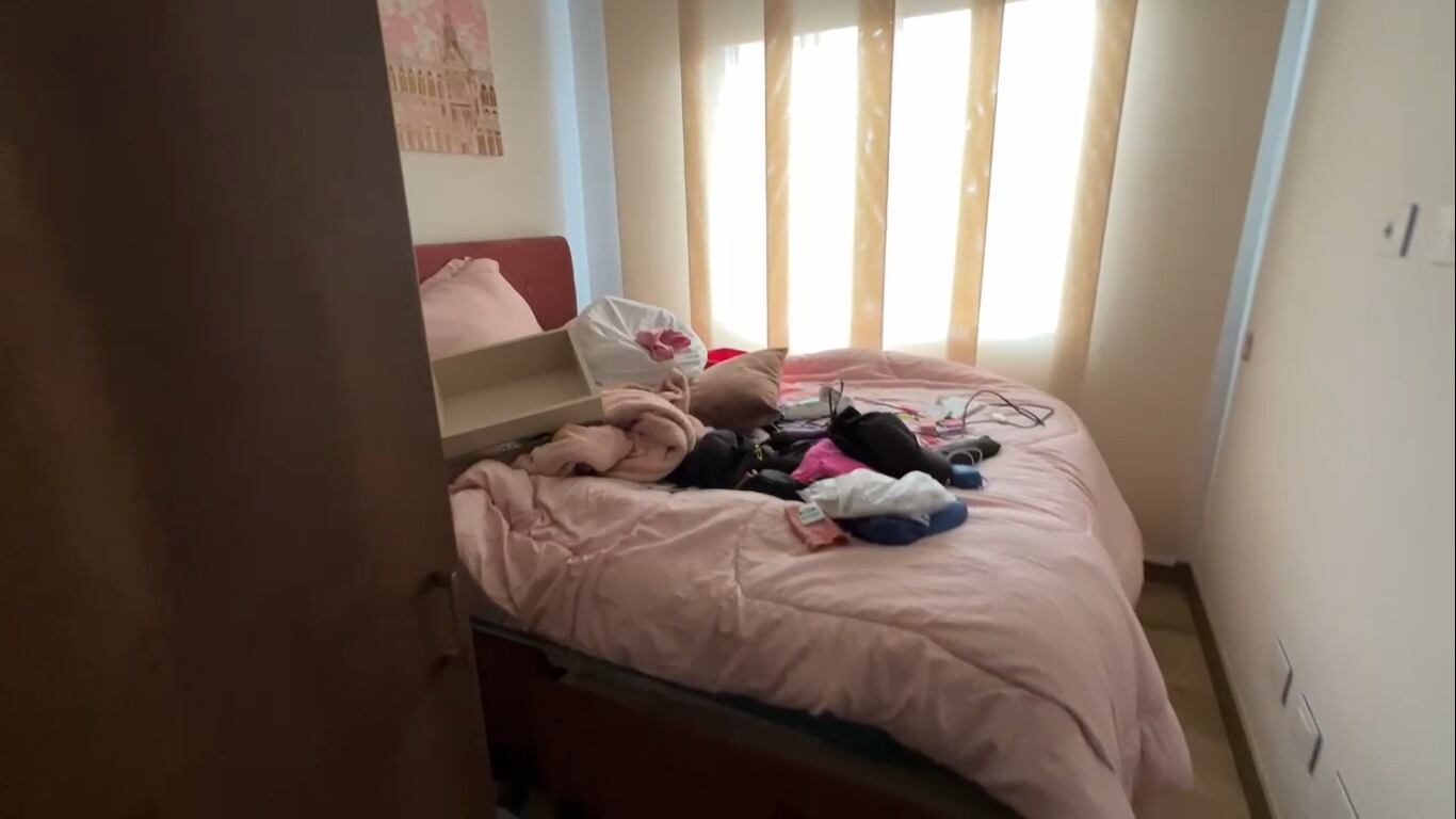 Así quedó la vivienda de una familia que denunció ser víctimas de una banda de atracados que se disfrazan de vigilantes.