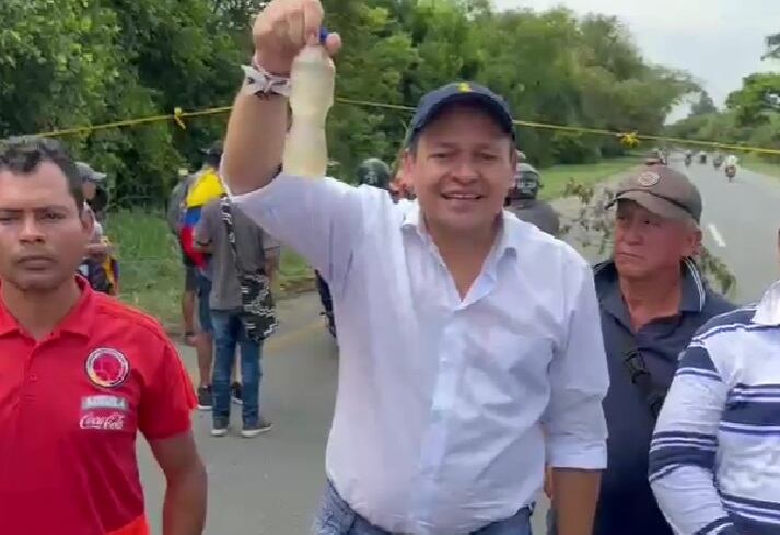 El congresista Alejandro Ocampo muestra una botella con agua que le suministró la comunidad de Guacarí.