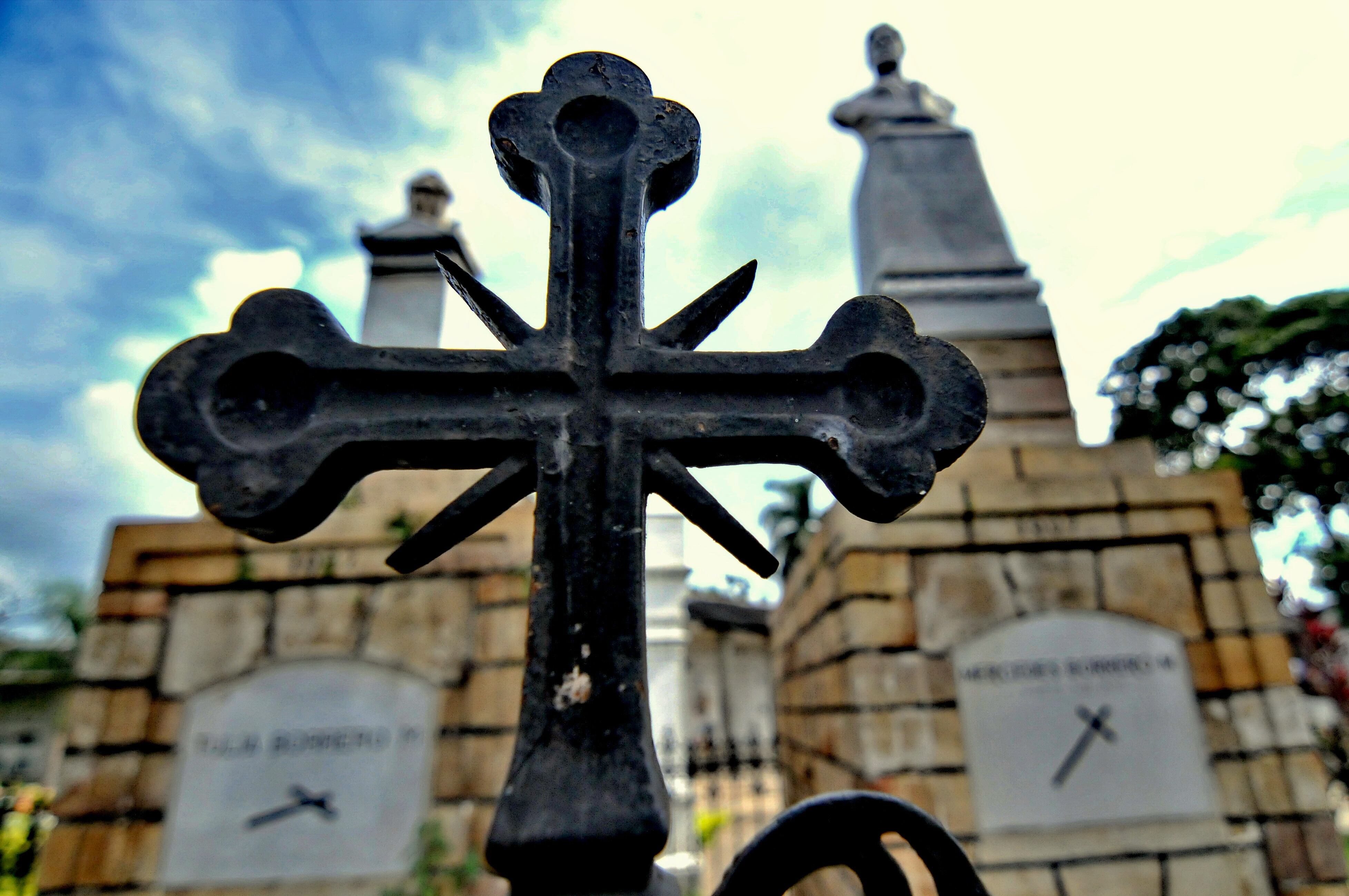 Estos son algunos de los sitios emblemáticos en Cali, donde se han reportado eventos paranormales. Se habla de apariciones que  personas han presenciado y que hasta el  momento no tienen explicación. Lugares como el Cementerio Central, el Teatro Municipal, el antiguo edificio de Coltabaco, la sede del Periódico El País, son algunos de los sitios. Foto Jorge Orozco.