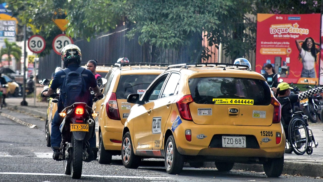 El candidato al Senado, Santiago León, propuso que se regularice la contratación laboral de los taxistas.