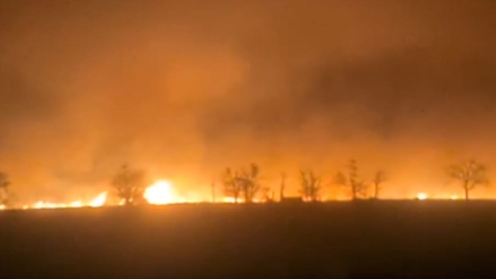 Nueve focos activos por vientos extremos y evacuaciones