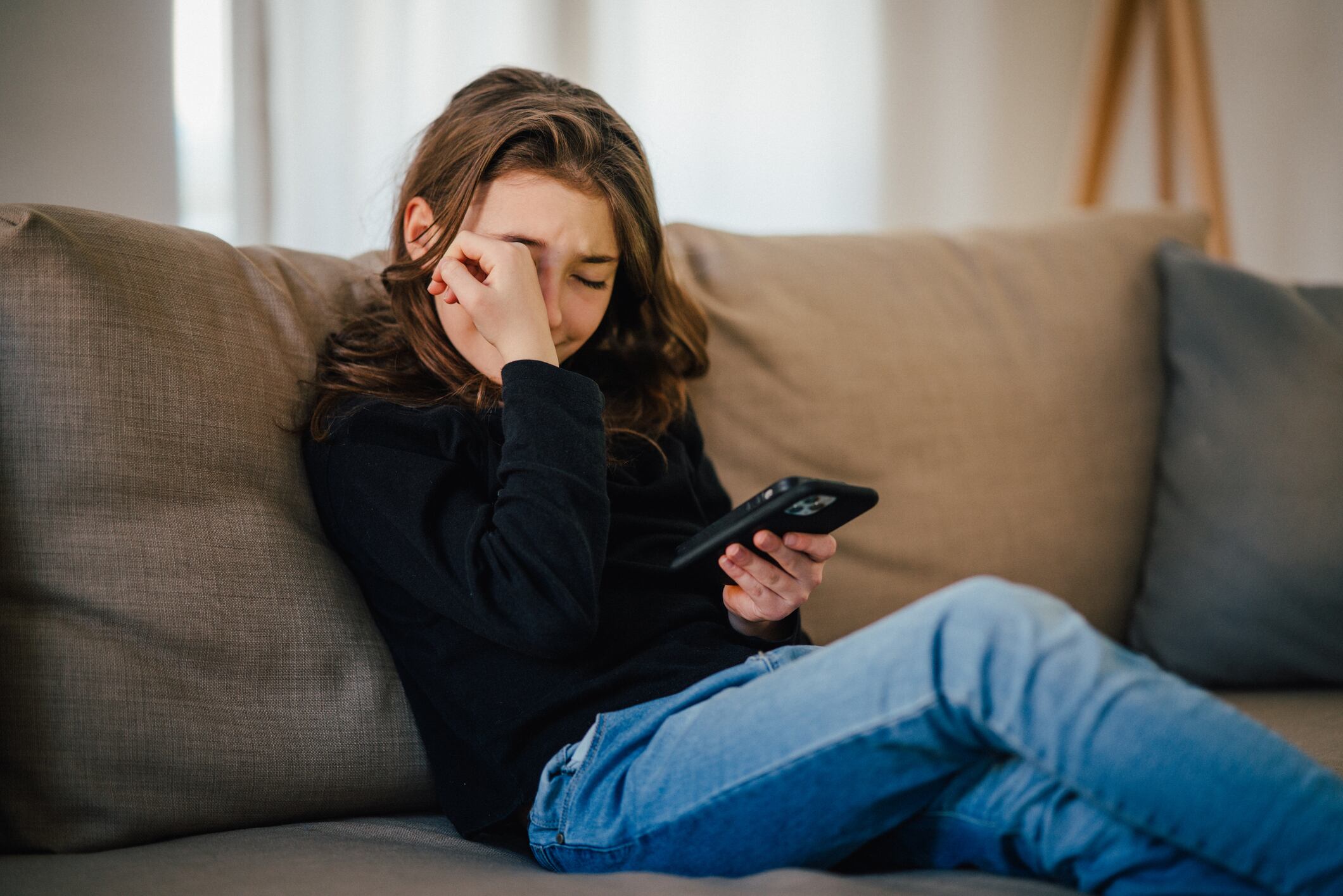 Un simple engaño digital puede convertir al teléfono en una herramienta de observación silenciosa.