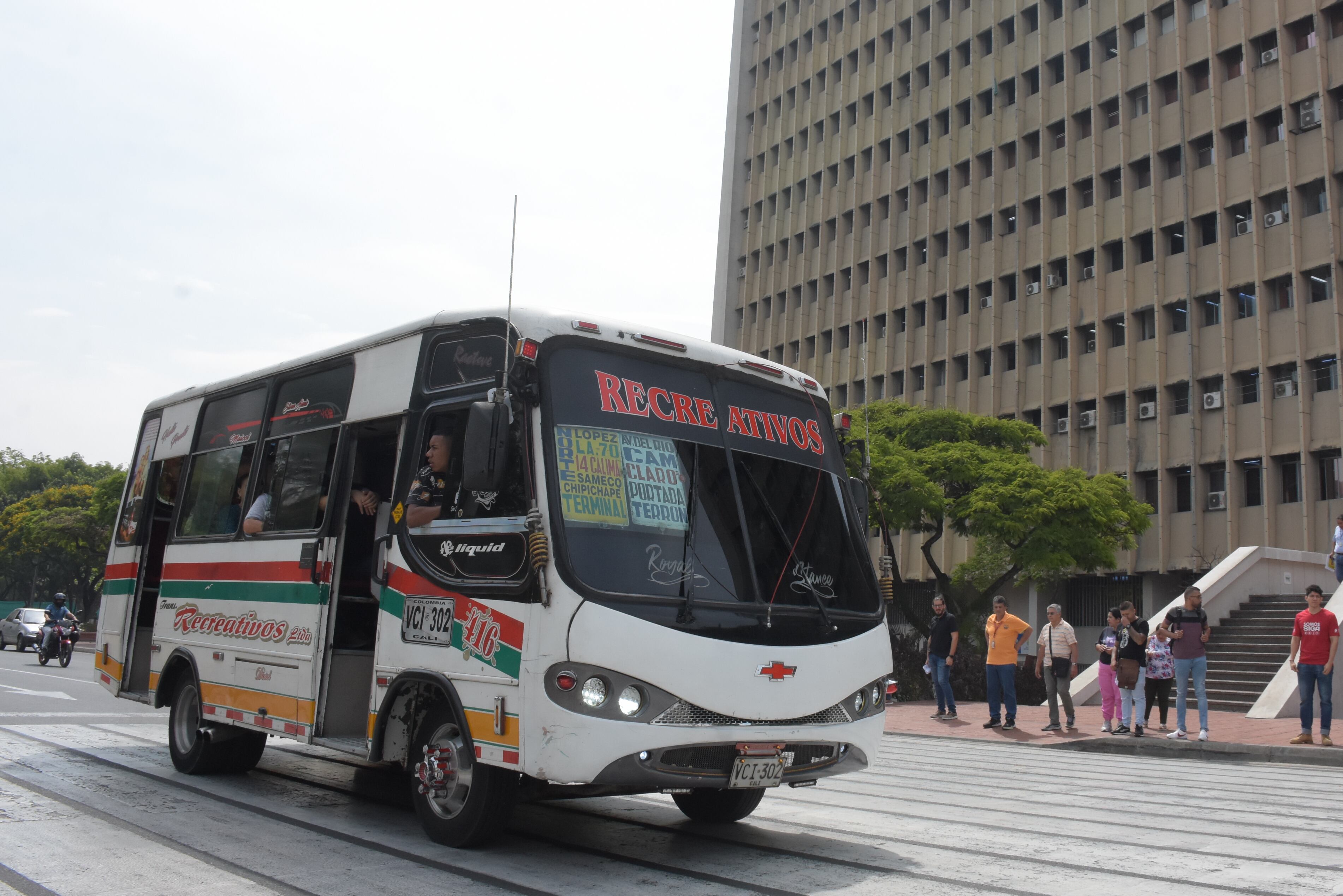 Más de 200 autobuses viejos regresan a las calles de Cali con la autorización de la alcaldía para sumarse al servicio público debido a la crisis del MIO.
