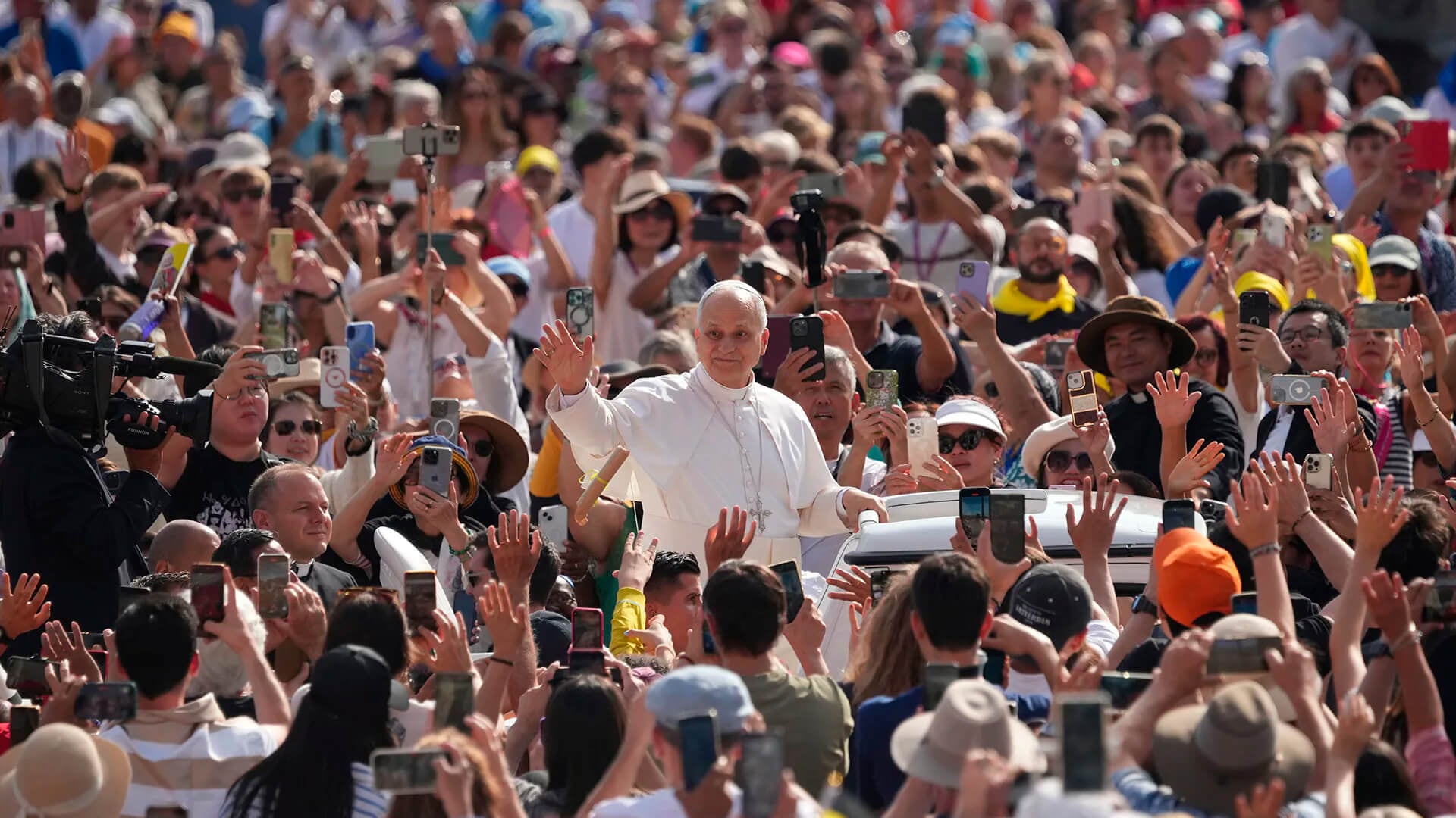 El papa León XIV saluda al llegar a su audiencia general semanal en la plaza de San Pedro, el Vaticano, miércoles 3 de septiembre de 2025.
