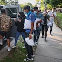 Migrantes de Venezuela, que abordaron un autobús en Texas, esperan ser transportados a una iglesia local por voluntarios después de ser dejados frente a la residencia de la vicepresidenta de EE. UU. Kamala Harris, en el Observatorio Naval en Washington, DC, el 15 de septiembre de 2022. - Desde abril, el gobernador de Texas, Greg Abbott, ordenó autobuses para transportar a miles de migrantes de Texas a Washington, DC, la ciudad de Nueva York y Chicago para resaltar las críticas a la política fronteriza del presidente estadounidense Joe Biden. (Foto de Stefani Reynolds / AFP)