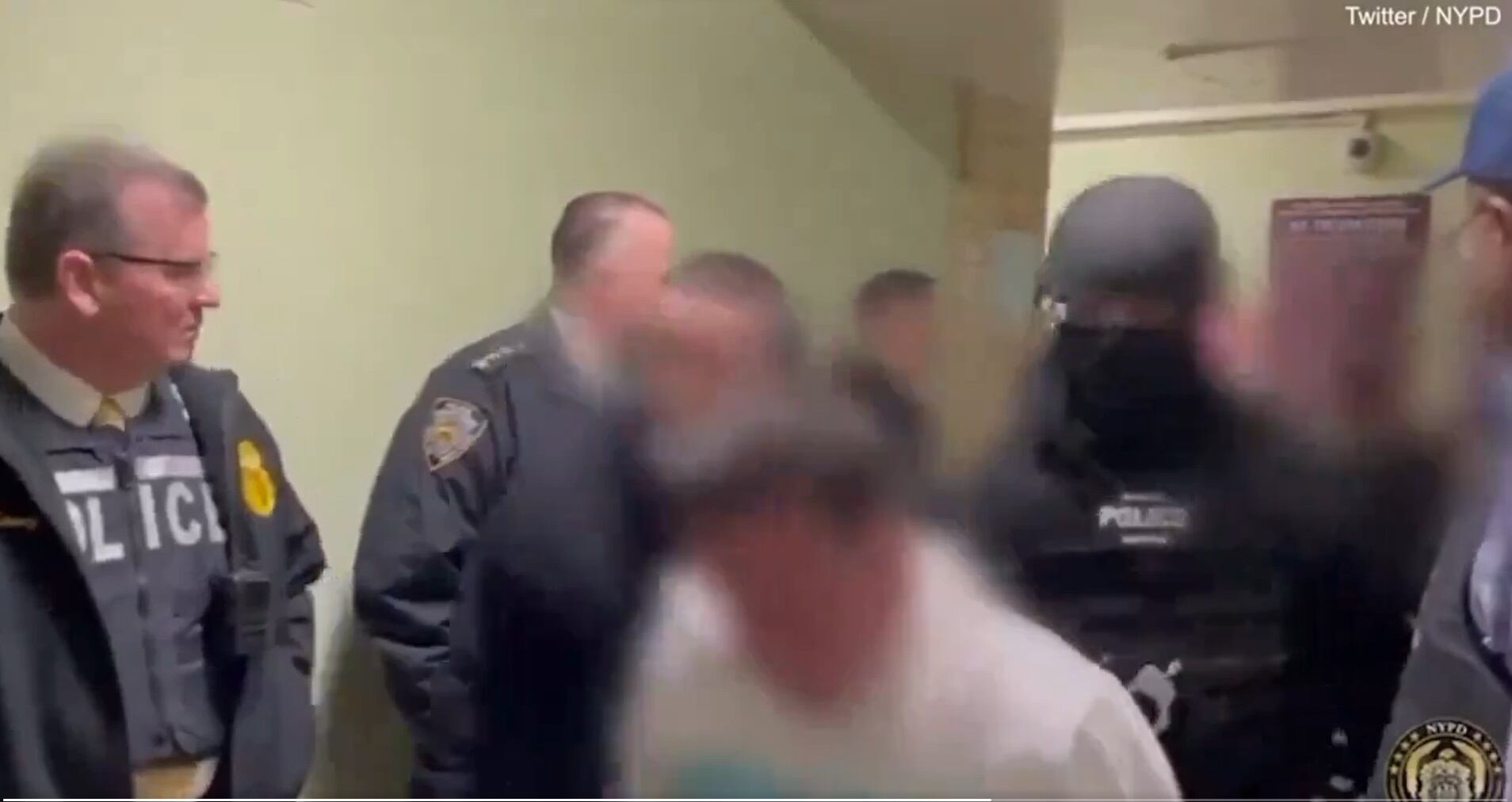 El grupo de inmigrantes que viene realizando esa ola de atracos en motos y que aterrorizan a los neoyorquinos ha hecho uso de un hacker para violar las cuentas bancarias y luego realizar compra en tiendas como Home Depot, como reporta The Post.