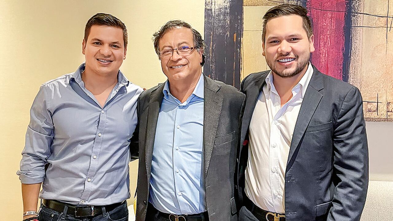 El presidente Gustavo Petro junto al representante Andrés Calle y su hermano Gabriel Calle, aliados de Musa Besaile en Córdoba.