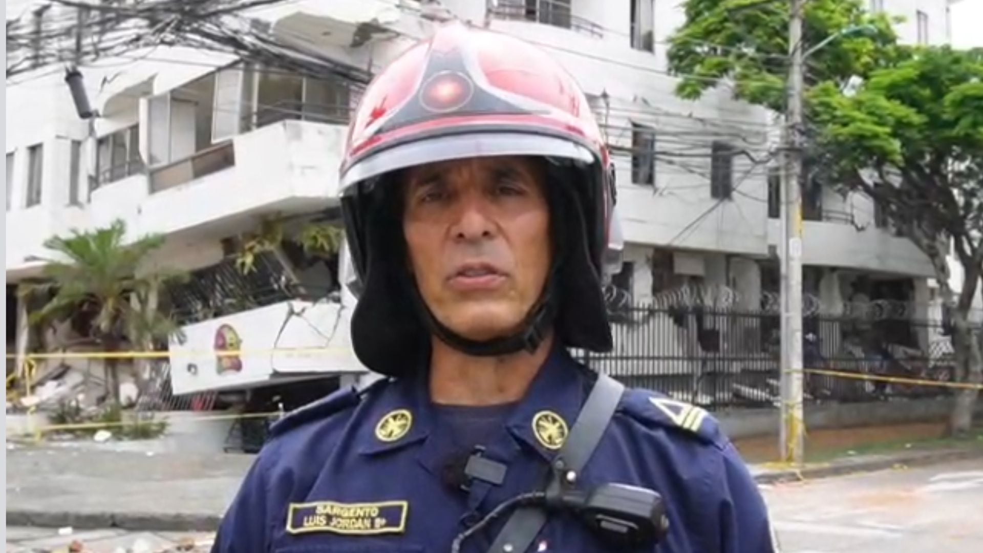 El sargento Luis Alfredo Jordan explicó las maniobras para retirar los cilindros de gas del edificio Archinie, en riesgo de colapso en Cali.