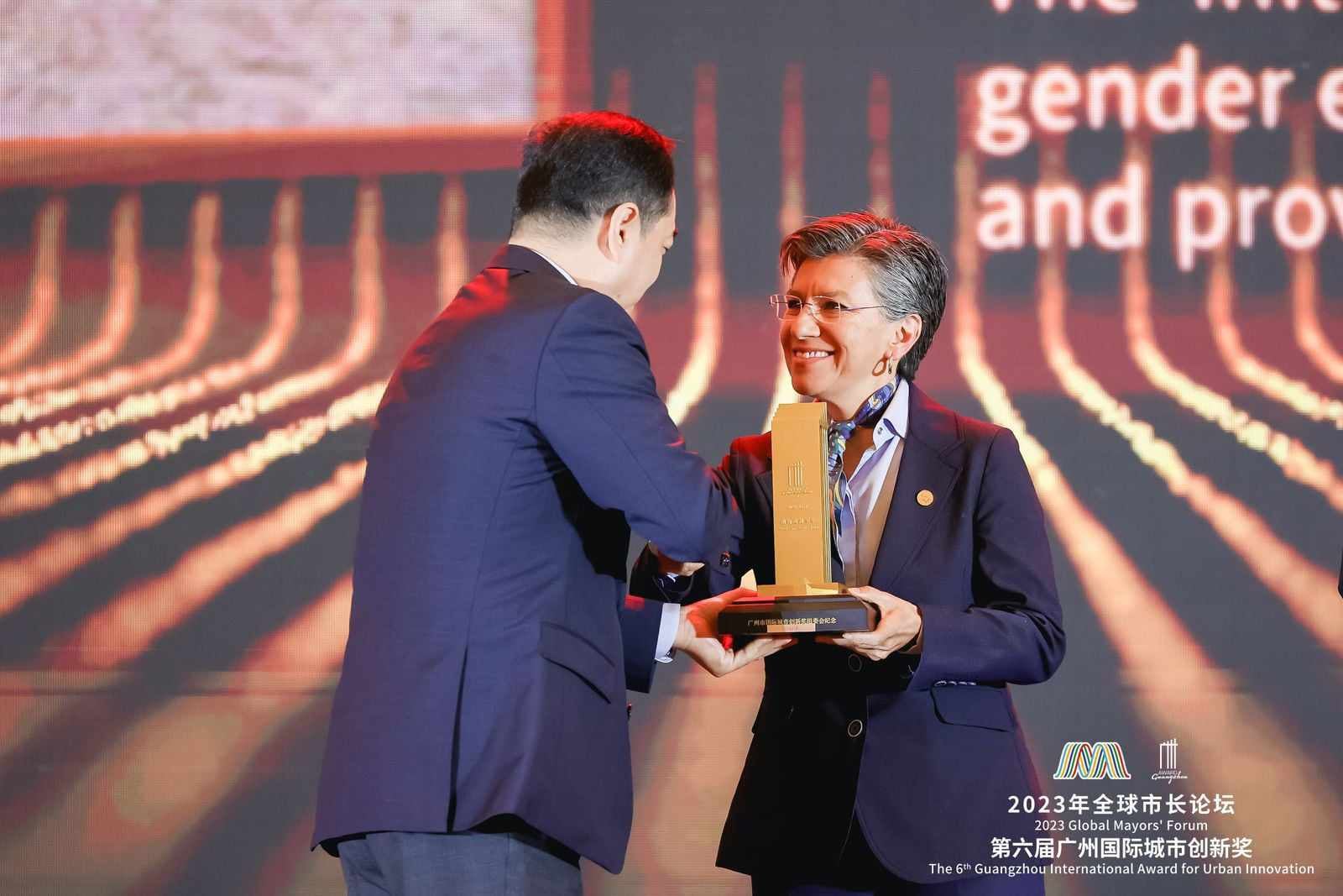 La alcaldesa Claudia López en Guangzhou, China, recibiendo el Premio Internacional de Innovación Urbana