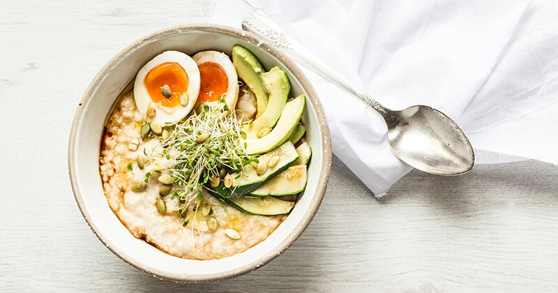 Seguir una dieta equilibrada y rica en nutrientes es fundamental para mantener un buen equilibrio hídrico en el cuerpo.