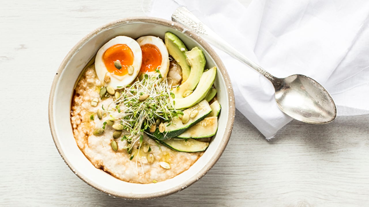 Cereal caliente de avena con huevo pochado y vegetales