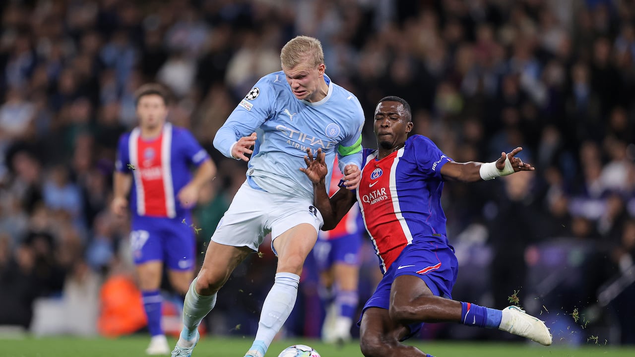 Erling Haaland con Nuno Mendes.