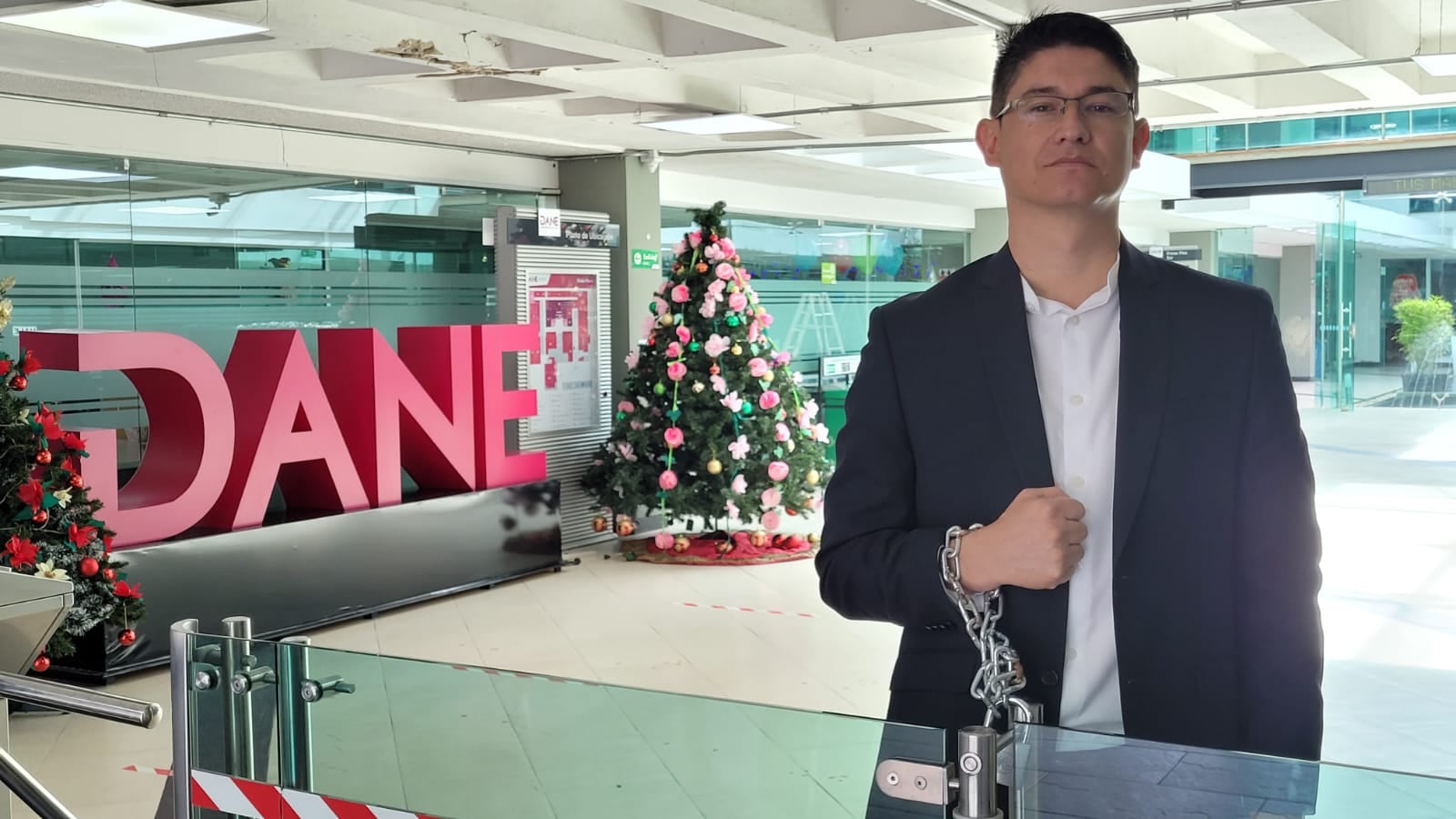 Óscar Molano, alcalde de La Vega (Cauca), encadenado a la sede del Dane en Bogotá