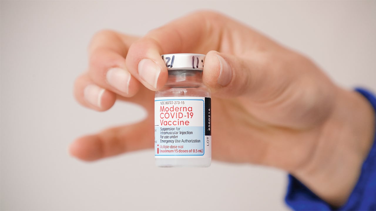 Moderna podría estar distribuyendo su vacuna contra la ómicron desde agosto y septiembre para algunos países.