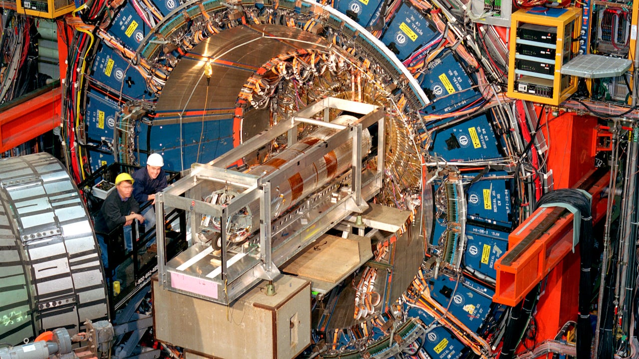 En los resultados publicados el jueves 7 de abril de 2022, los científicos del laboratorio calcularon que el bosón W, una partícula fundamental de la física, pesa un poco más de lo que su libro de reglas teóricas para el universo les dice que debería. (Fermilab via AP)