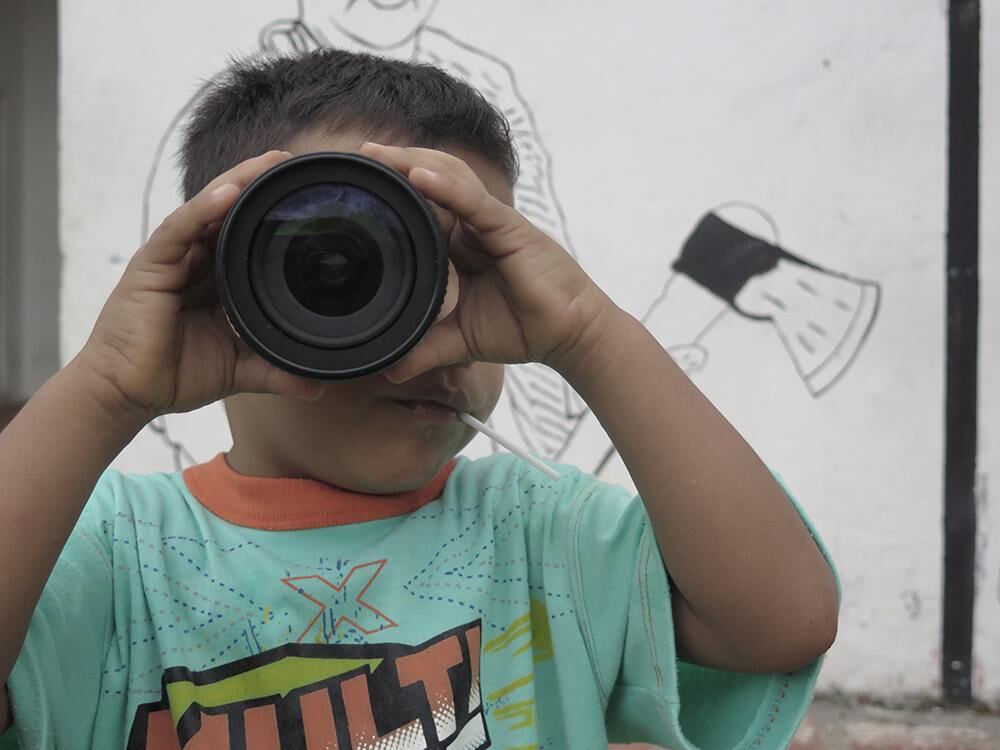 En esta imagen de la Escuela Audiovisual Infantil Belén de los Andaquíes, una pequeña interesada en ver la vida a través de un lente...