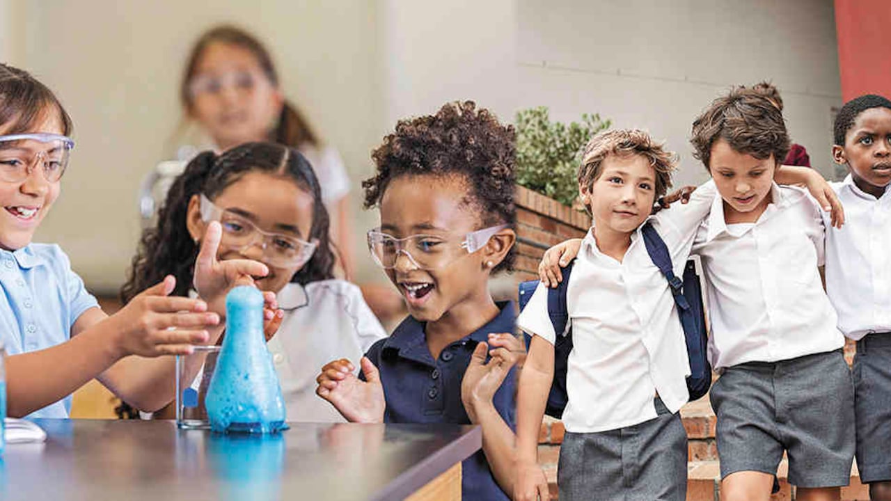 Cualquiera pensaría que un colegio así, de un solo género, no tiene sentido en el mundo actual.