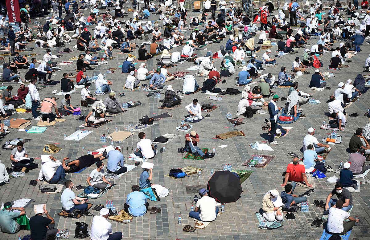 Los fieles celebraron las primeras oraciones musulmanas en 86 años dentro del hito de Estambul, que sirvió como una de las iglesias cristianas más importantes. (AP Photo/Omer Kuscu)