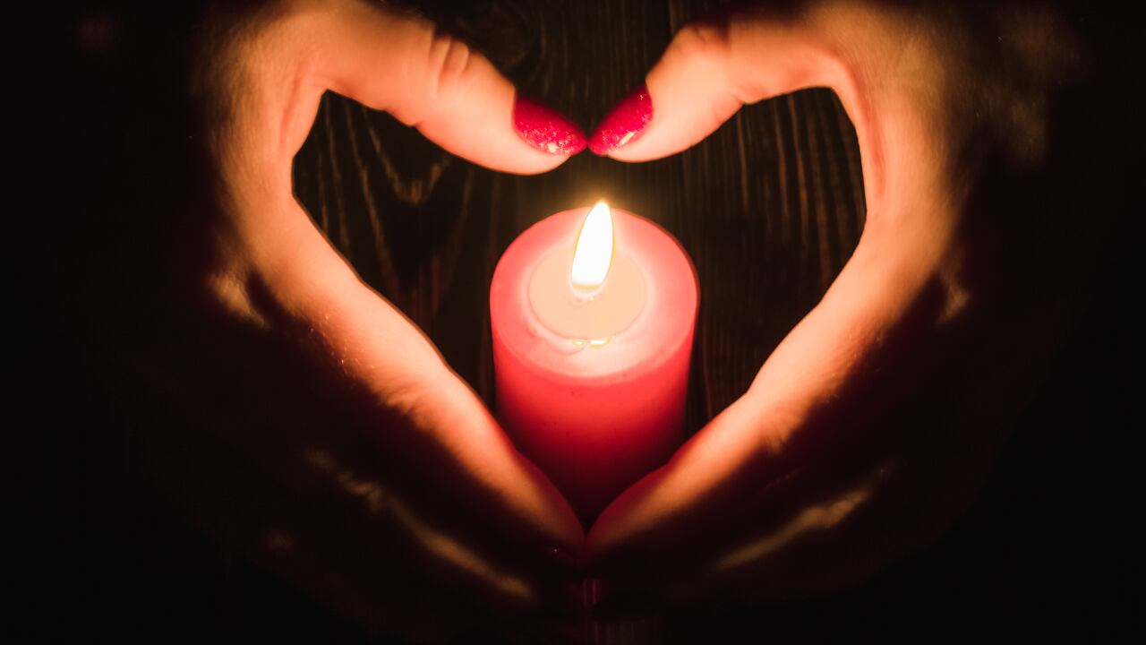 Muchas personas colocan una vela roja en su hogar con el fin del atraer salud, amor, pasión, fertilidad, fuerza y coraje.