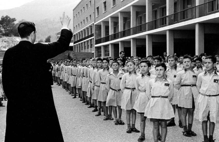 LOS NIÑOS PERDIDOS DEL FRANQUISMO: La dictadura del general Francisco Franco estuvo marcada por múltiples violaciones de los derechos humanos, censura y violencia. Un episodio macabro poco conocido es el del robo de los niños hijos de opositores a los ideales de régimen franquista que eran republicanos o de aquellos que fueron vistos como inferiores en las categorizaciones racistas que inspiraban parte de la ideología de este. Un estimativo de 30 000 menores fueron arrebatados a sus padres durante la guerra civil española y la posguerra, dado que estos habían sido apresados asesinados por el propio ejército franquista. Las acusaciones sobre tráfico humano y adopción ilegal fueron atribuidos a dictadura y en parte a un sector de la iglesia. 22. Foto: diagonalperiodico.net