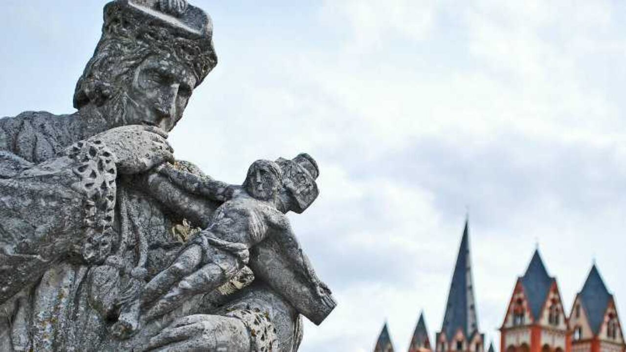 La doctrina de la iglesia justifica la intervención del Estado para garantizar el bien común, en una especie de definición de “Estado de Bienestar”.