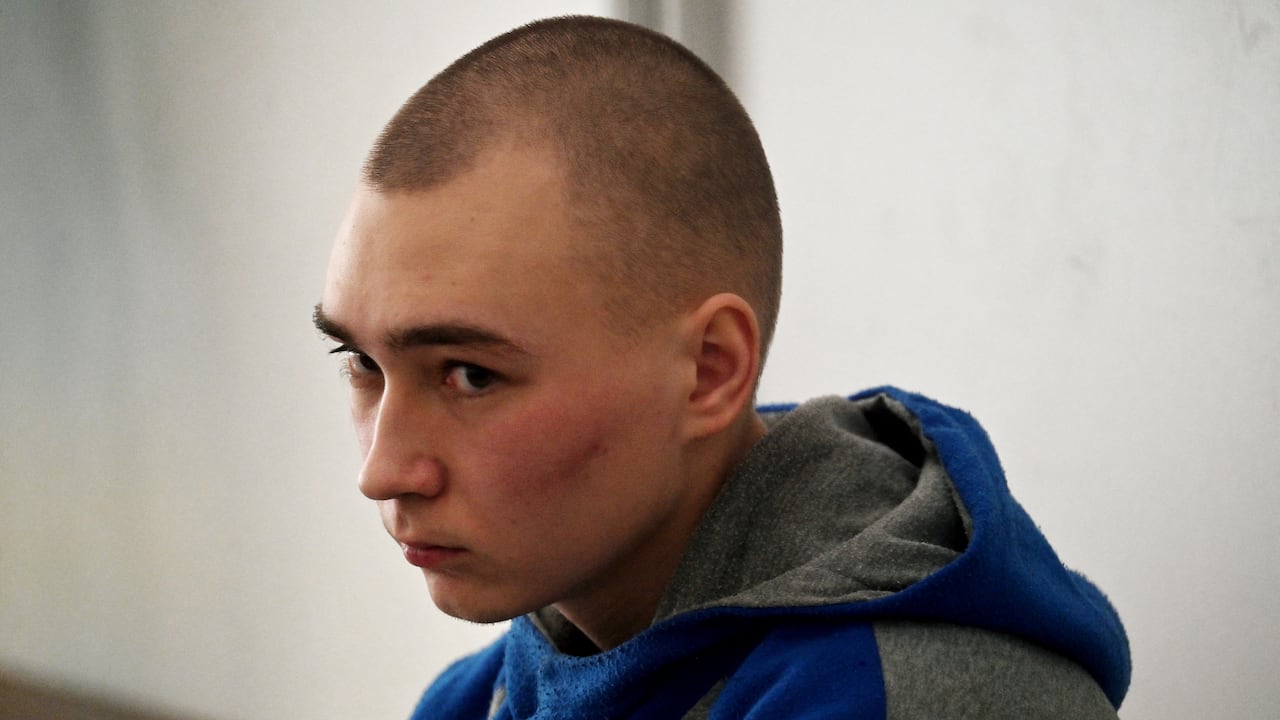 El soldado ruso Vadim Shishimarin se sienta en el banquillo del acusado en el segundo día de su juicio por cargos de crímenes de guerra por haber matado a un civil, en un tribunal de Kiev el 19 de mayo de 2022. - El primer soldado ruso enjuiciado por crímenes de guerra en Ucrania pidió "perdón" en un tribunal de Kiev el 19 de mayo y describió cómo mató a tiros a un civil en los primeros días de la invasión de Rusia. Los fiscales ucranianos solicitaron cadena perpetua. (Foto de Serguéi SUPINSKY / AFP)