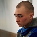 El soldado ruso Vadim Shishimarin se sienta en el banquillo del acusado en el segundo día de su juicio por cargos de crímenes de guerra por haber matado a un civil, en un tribunal de Kiev el 19 de mayo de 2022. - El primer soldado ruso enjuiciado por crímenes de guerra en Ucrania pidió "perdón" en un tribunal de Kiev el 19 de mayo y describió cómo mató a tiros a un civil en los primeros días de la invasión de Rusia. Los fiscales ucranianos solicitaron cadena perpetua. (Foto de Serguéi SUPINSKY / AFP)