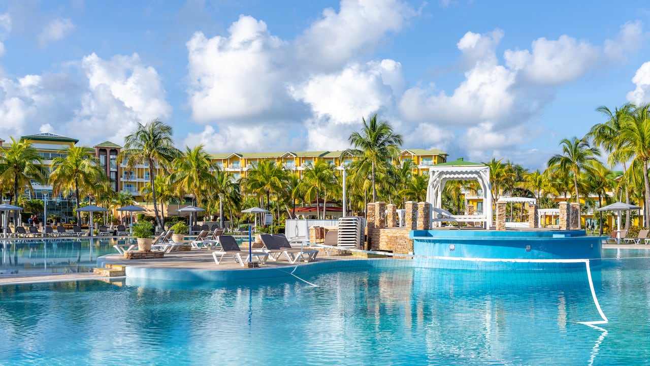 Piscina del hotel o complejo turístico Melia Las Antillas.