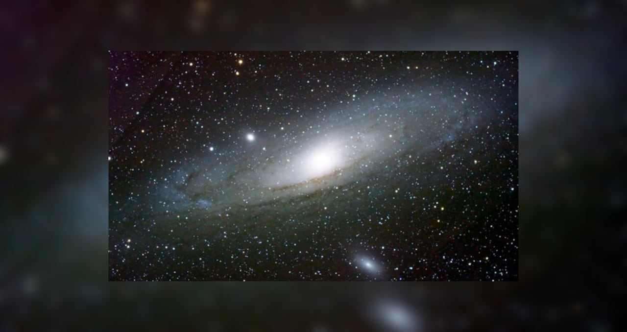 La galaxia de Andrómeda, situada a unos dos millones doscientos mil años luz del Sol. Si alguien desde allí mirara a la Tierra ahora, vería un planeta por el que dan los primeros pasos las especies precursoras del género Homo. Wikimedia Commons / Adam Evans, CC BY-SA publicada por The Conversation