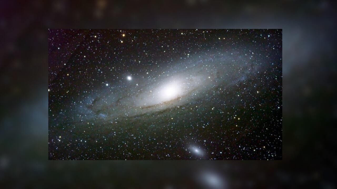 La galaxia de Andrómeda, situada a unos dos millones doscientos mil años luz del Sol. Si alguien desde allí mirara a la Tierra ahora, vería un planeta por el que dan los primeros pasos las especies precursoras del género Homo. Wikimedia Commons / Adam Evans, CC BY-SA publicada por The Conversation