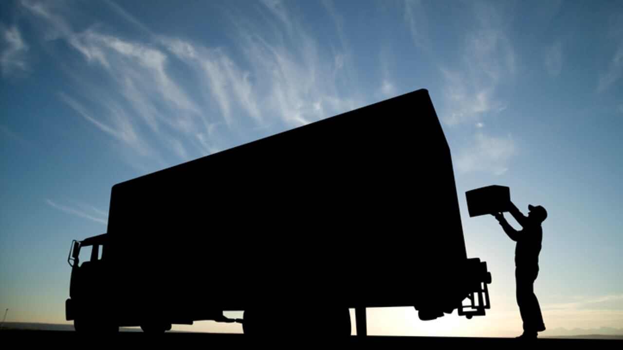 El hombre hizo una entrega en la casa aproximadamente al mismo tiempo que Strand desapareció, y la policía dice que secuestró a la niña en la entrada de la casa de la familia.