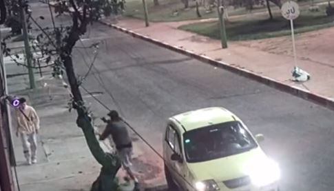 Eran tres los delincuentes que se movilizaban en el taxi. Uno de ellos, con arma de fuego, fue el primero en bajarse para robar a la víctima.