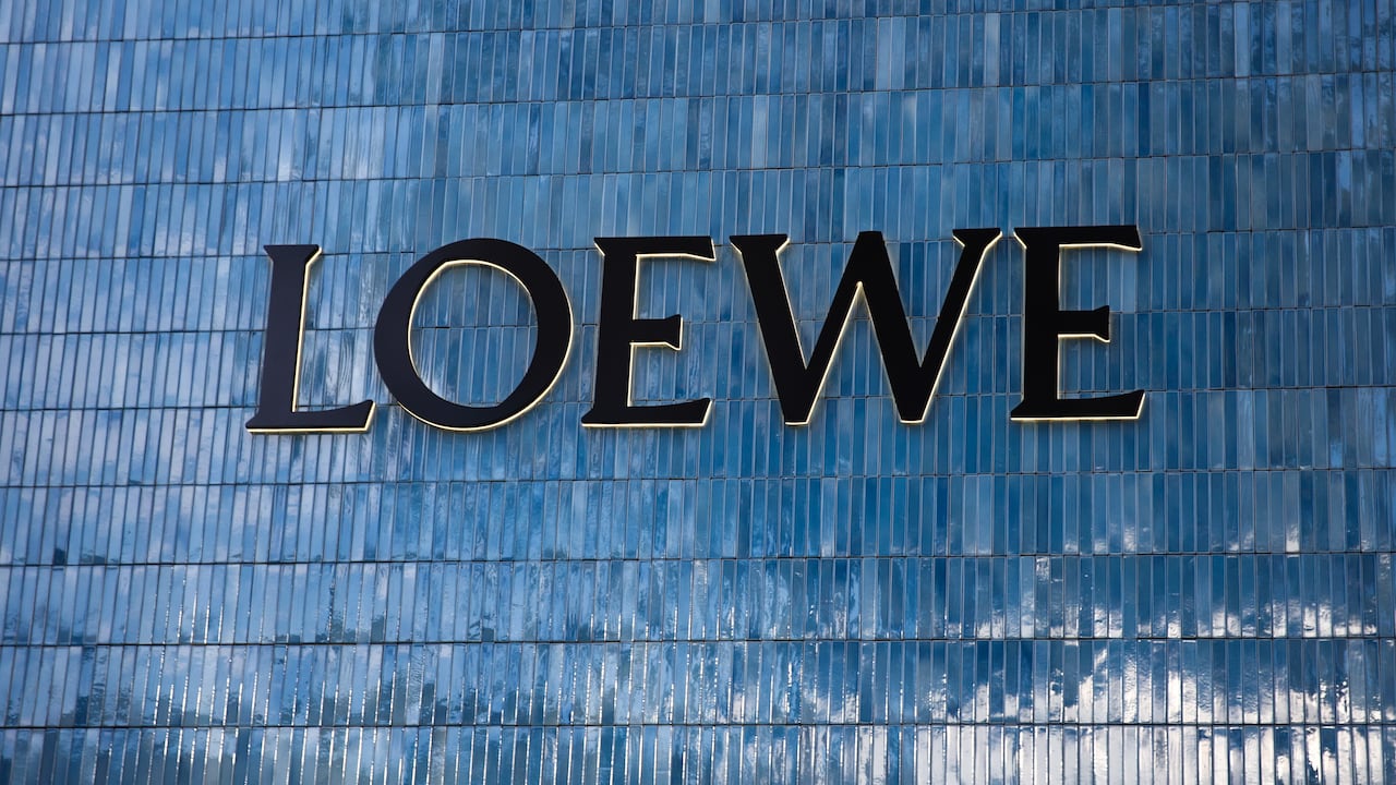El logotipo de Loewe se ve en la tienda de Rodeo Drive, en Beverly Hills, Estados Unidos.