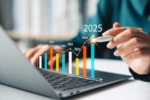 Una empresaria analiza la rentabilidad de las empresas operativas mediante gráficos digitales, tendencias positivas para 2025.