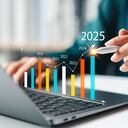Una empresaria analiza la rentabilidad de las empresas operativas mediante gráficos digitales, tendencias positivas para 2025.