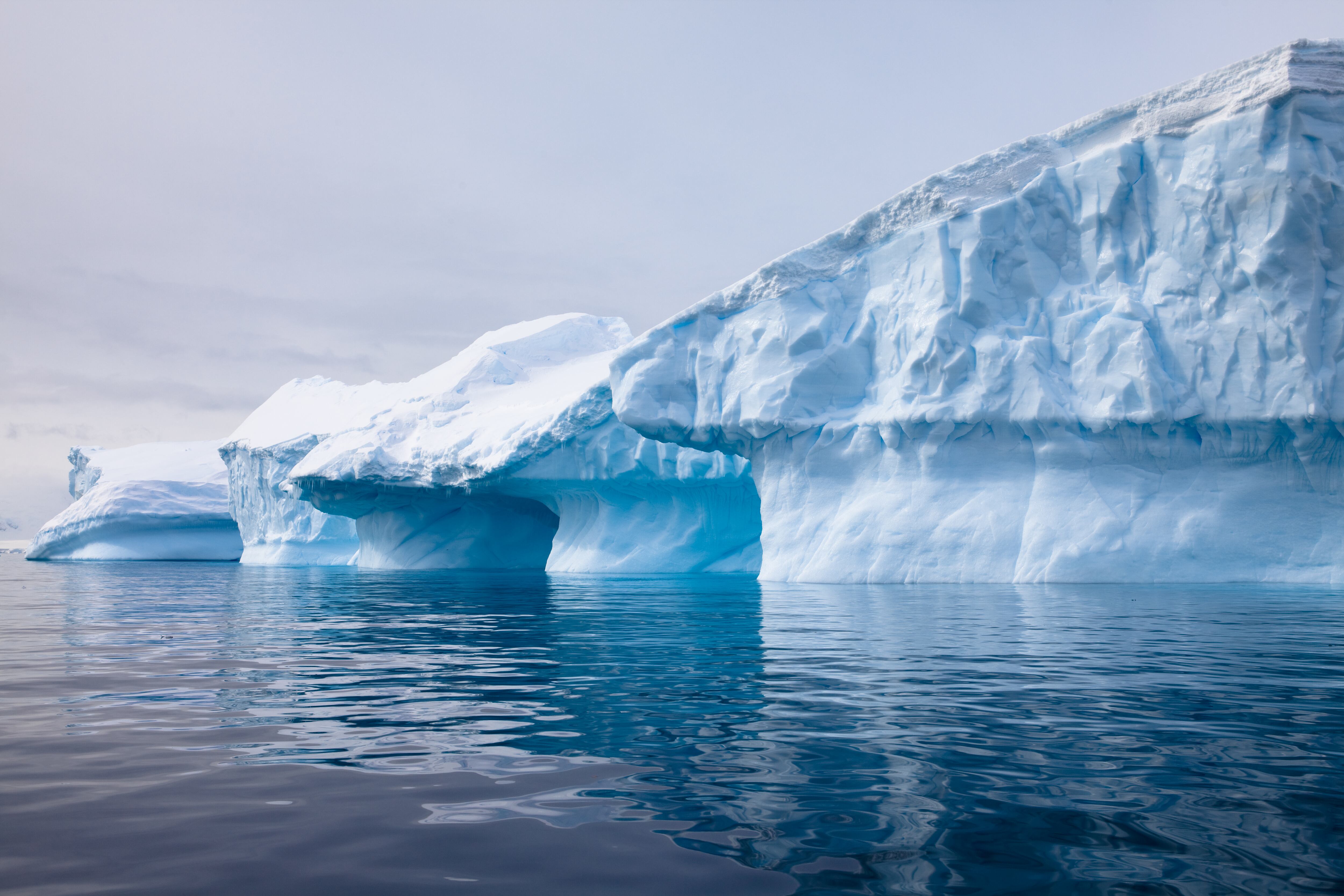 Los lagos de agua dulce de la isla se alimentan de un sistema subterráneo formado por depósitos volcánicos altamente permeables.