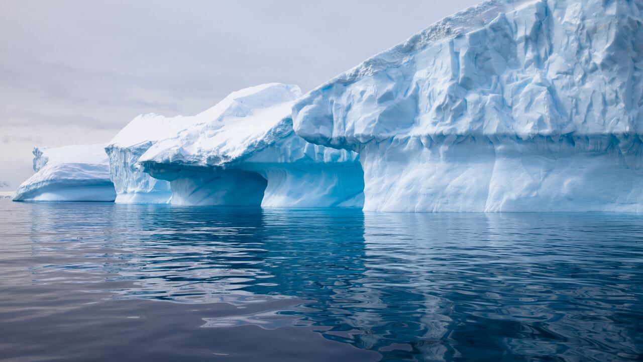 Los lagos de agua dulce de la isla se alimentan de un sistema subterráneo formado por depósitos volcánicos altamente permeables.