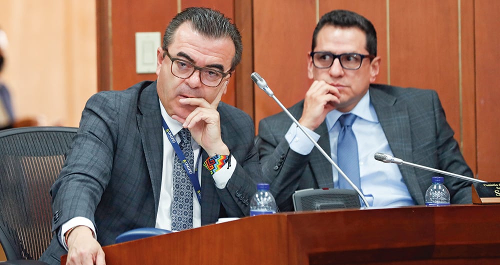    A la izquierda, Olmedo López, exdirector de la UNGRD. A la derecha, la factura de Practimax S. A. que confirma los nexos del exfuncionario con la Colombia Humana. 