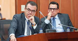 A la izquierda, Olmedo López, exdirector de la UNGRD. A la derecha, la factura de Practimax S. A. que confirma los nexos del exfuncionario con la Colombia Humana.