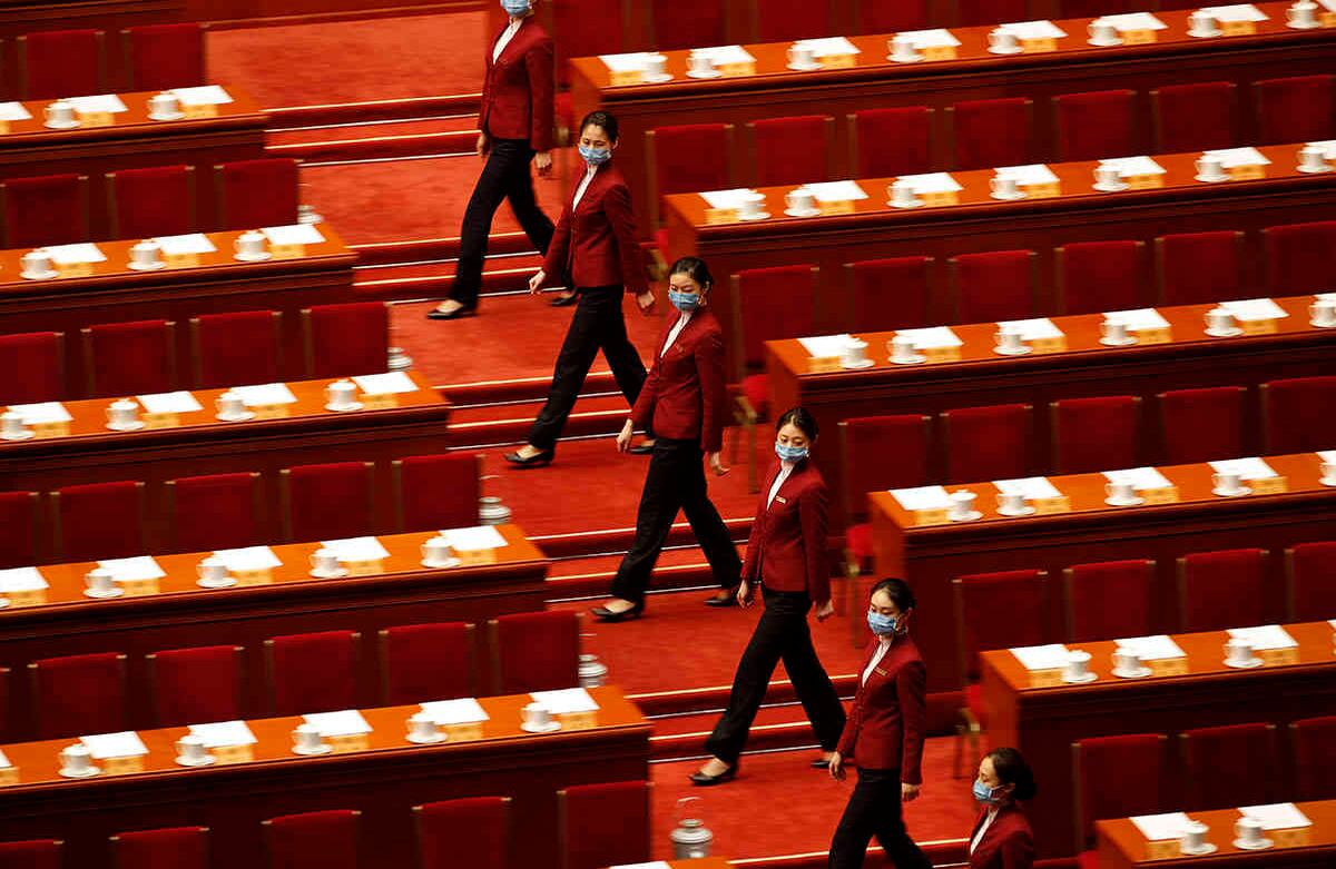 Azafatas preparan la sesión de clausura de la Conferencia Consultiva Política del Pueblo Chino (CPPCC), en el Gran Salón del Pueblo, en Pekín. Imagen del 27 de mayo. Foto: Andy Wong/ AP