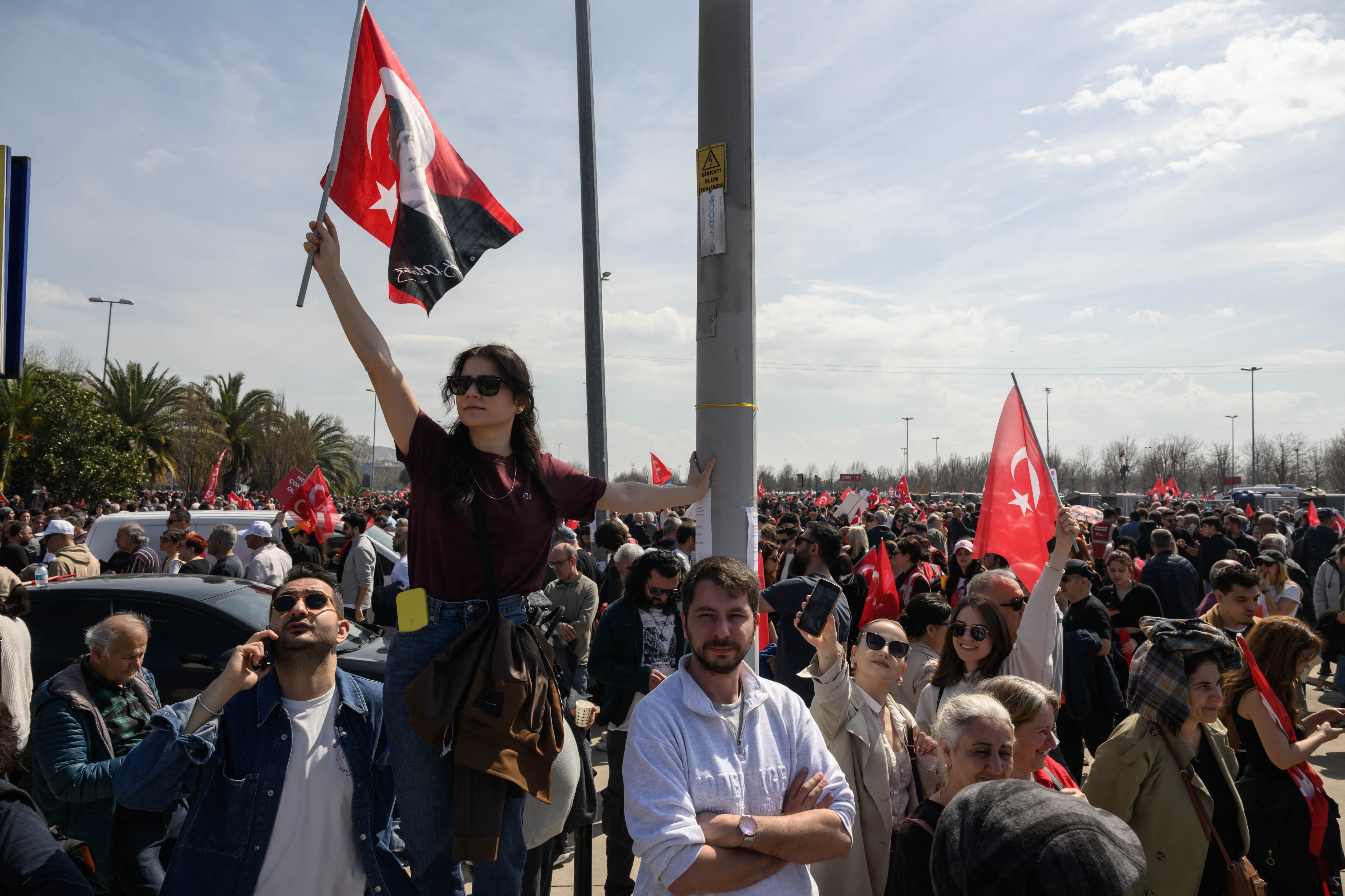 Manifestantes asisten a una manifestación convocada por el Partido Republicano del Pueblo (CHP) en apoyo al alcalde de Estambul, Ekrem Imanoglu, arrestado en Maltepe, a las afueras de Estambul, el 29 de marzo de 2025