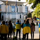 Personas con banderas ucranianas asisten a una protesta contra la guerra en Ucrania frente a la cancillería en Berlín, Alemania, el martes 11 de octubre de 2022. El canciller alemán Olaf Scholz organiza una reunión de los líderes del G7 con el presidente ucraniano Volodymyr Zelenskyy sobre la situación en Ucrania. (AP Photo/Markus Schreiber)