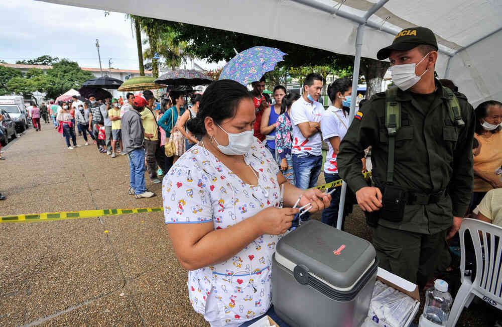 Una mujer prepara dosis de vacunas contra la Hepatitis A, Varicela y el Tétano, el viernes 7 de abril de 2017, en Mocoa, Putumayo. Según fuentes oficiales más de 12.000 dosis de vacunas han sido aplicadas luego que la noche del 31 de marzo una avalancha provocada por el desbordamiento de los ríos Mocoa, Mulato y Sangoyaco arrasó con todo lo que encontró a su paso. Hasta el momento, la cifra de muertos se eleva a  312 victimas y 127  desaparecidos. Foto: Carlos Julio Martínez / Enviado Especial de Semana