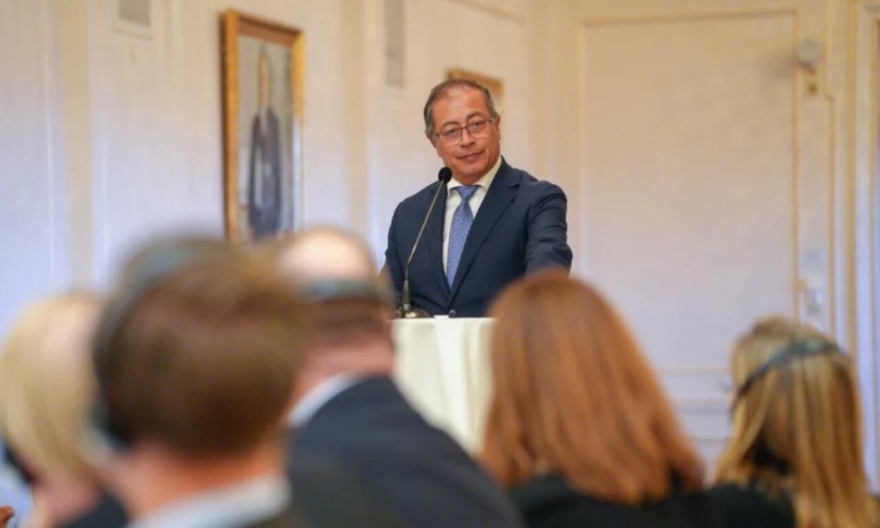 El mandatario, junto con su comitiva, arribó hoy miércoles al aeropuerto internacional de Estocolmo, donde fue recibido por una delegación de Colombia y del gobierno sueco. Con su posterior visita al Parlamento, dio inicio a su visita oficial al país nórdico.