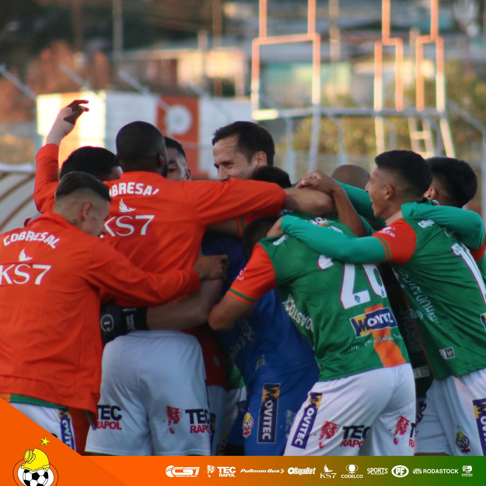 El momento en que los jugadores de Cobresal celebran el histórico tanto de su arquero