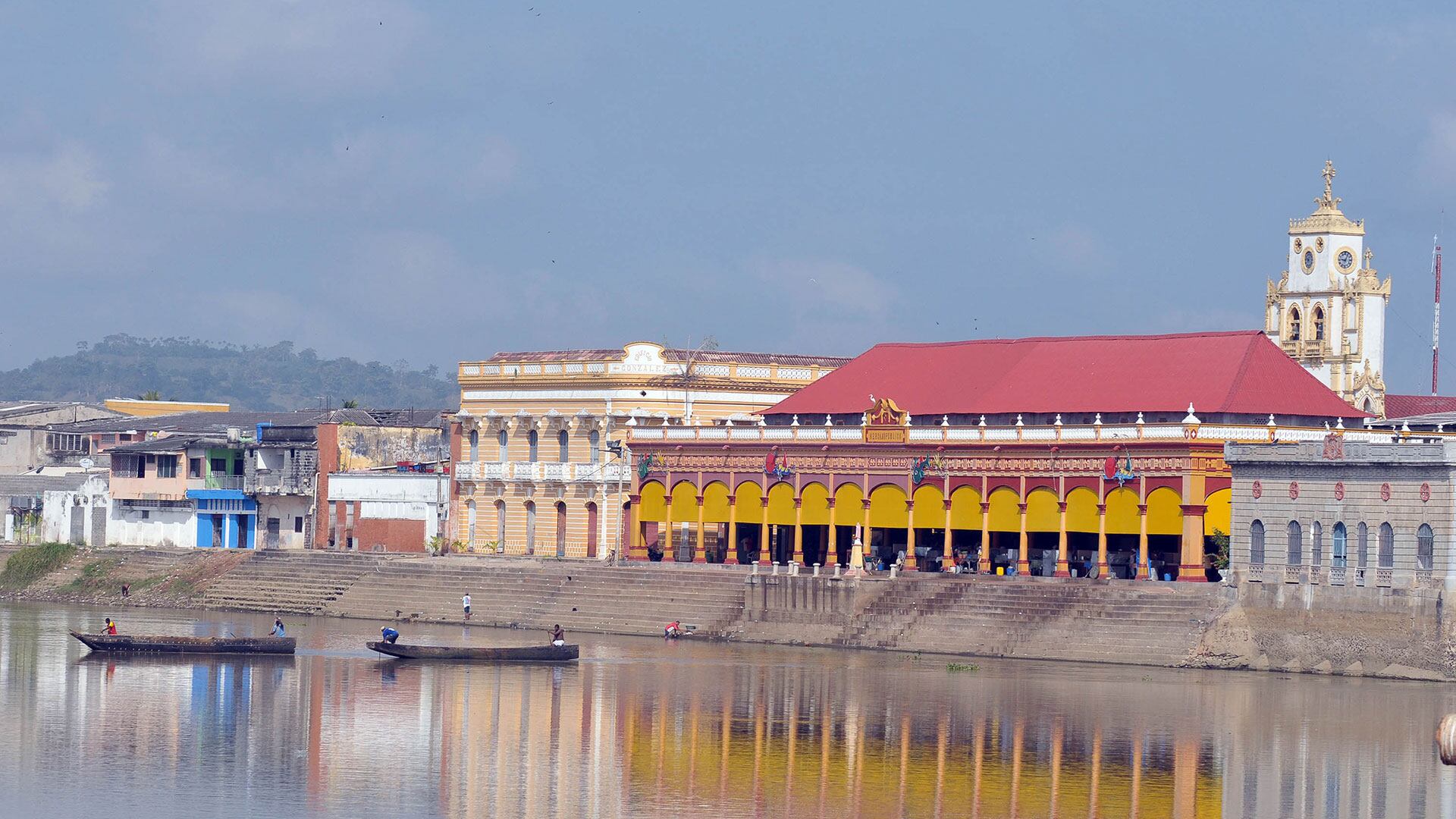 El río Sinú, símbolo del departamento de Córdoba, pasa frente al mercado público de Lórica