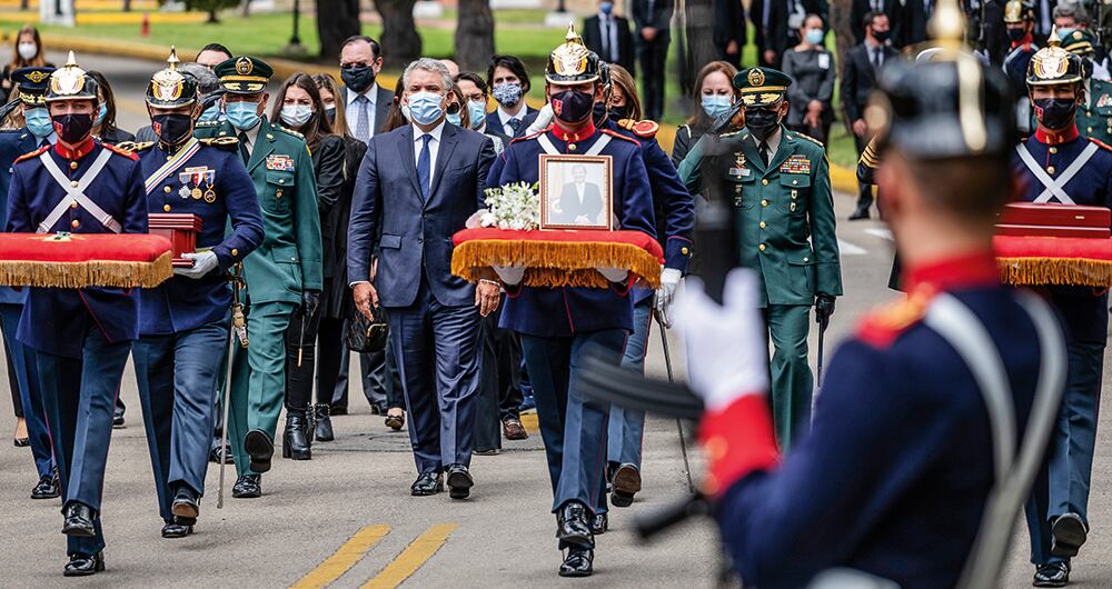 El presidente Duque encabezó los honores militares al fallecido ministro de Defensa, Carlos Holmes Trujillo.