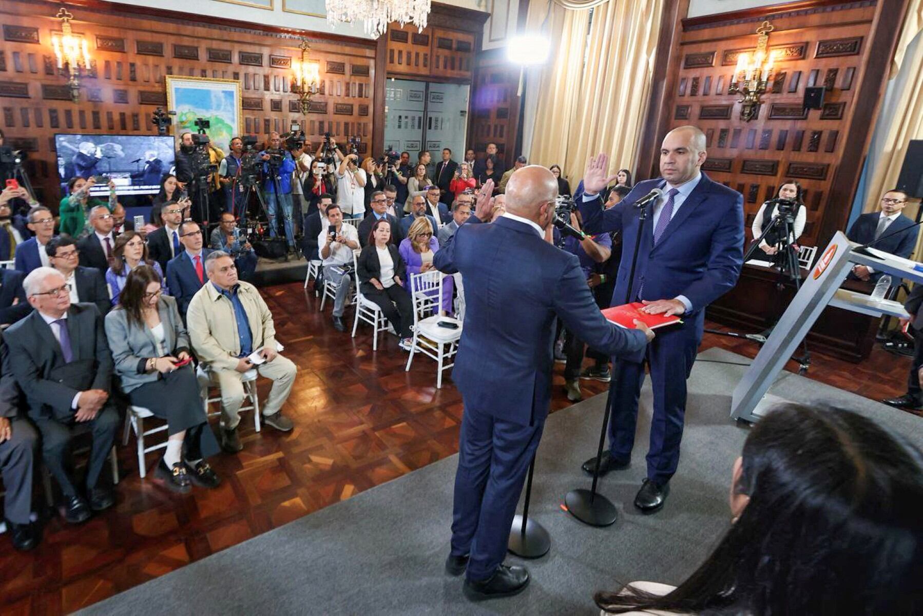 En esta fotografía distribuida por la Asamblea Nacional de Venezuela, Larry Devoe (derecha) jura como Fiscal General interino ante el presidente de la Asamblea Nacional, Jorge Rodríguez, en Caracas el 26 de febrero de 2026